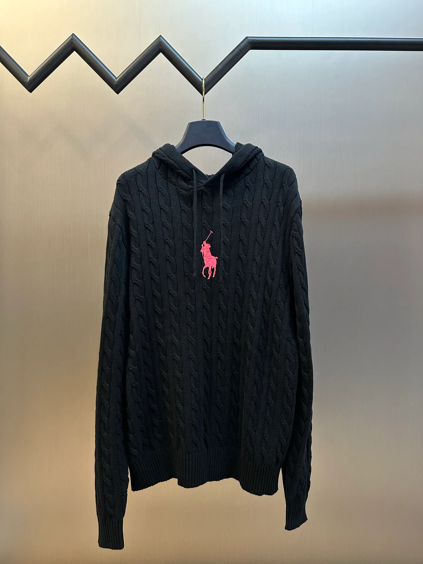 P530 Ralph Lauren embroidered hooded cable sweater. Custom-woven velvet-feel wool twist material. The iconic horse logo embroidery is embellished on the chest. The classic cable knitting structure design injects soul. The arrangement is precise and orderly. The hood dances together, combining strength and softness, giving the classic a sense of the future.  Using imported machine embroidery technology, advanced computer control systems and precision mechanical components are used to achieve the iconic pony embroidery operation.  Three-dimensional cable knitting, through clever shifting and interweaving of coils, cross-shifts adjacent coils to form a twisting effect of cable, with smooth and regular lines, which is time-consuming and labor-intensive.  size：s m l xl